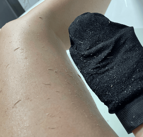 Wildpier Luxe Deep Exfoliation Glove in Bathtub